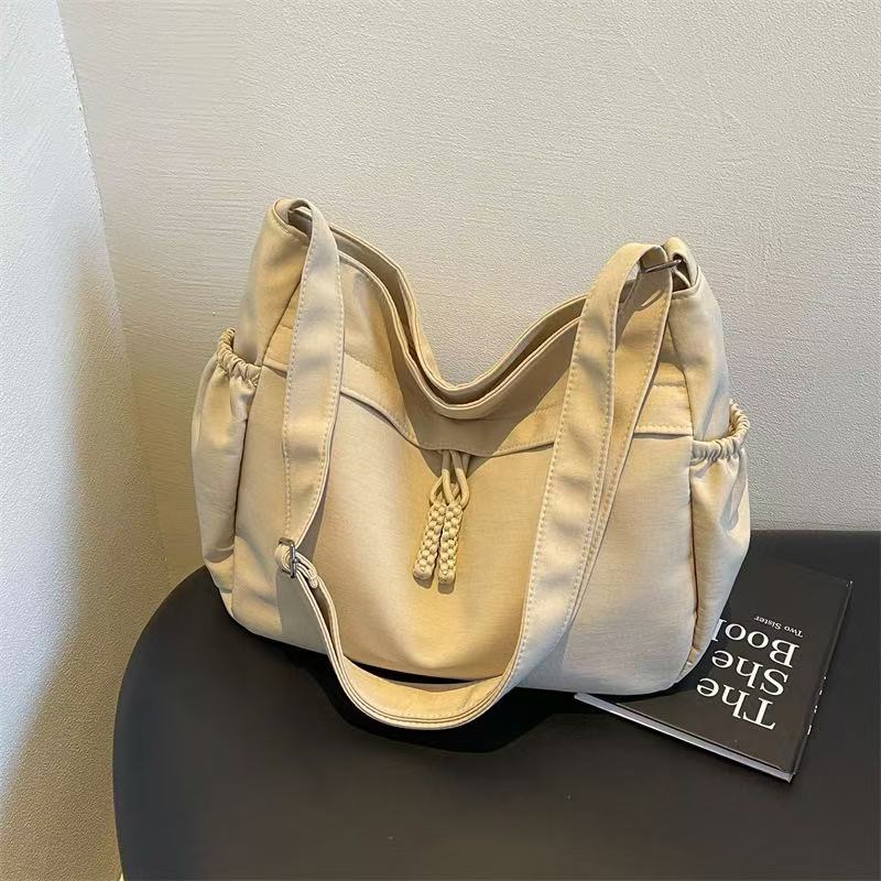 Simple and spacious canvas bag