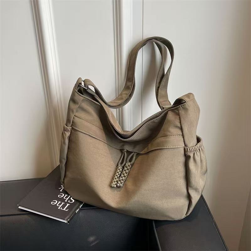 Simple and spacious canvas bag