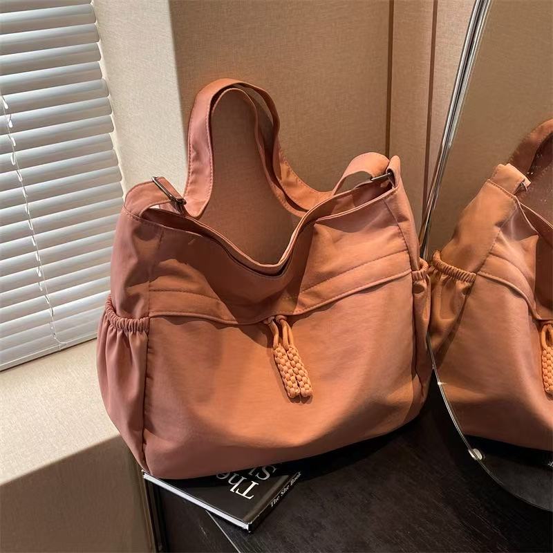 Simple and spacious canvas bag