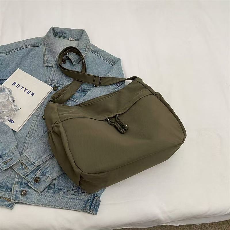 Simple and spacious canvas bag
