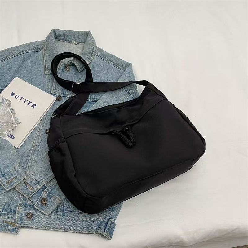 Simple and spacious canvas bag