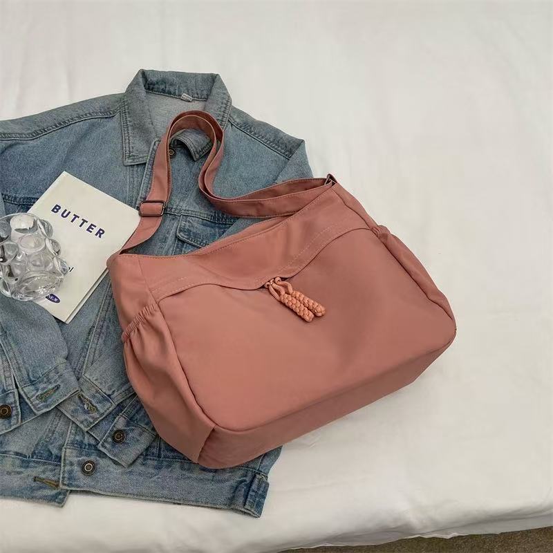 Simple and spacious canvas bag