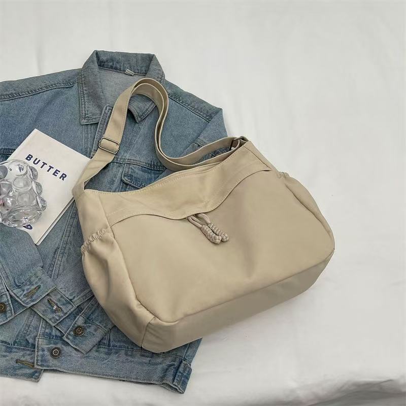 Simple and spacious canvas bag