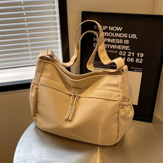 Simple and spacious canvas bag